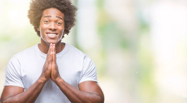 Afro Americký Muž Izolované Pozadí Modlí Rukama Dohromady Žádá Odpuštění — Stock fotografie