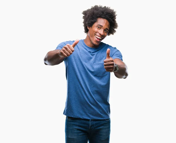 非裔美国人在孤立的背景下批准做积极的手势与手 竖起大拇指微笑 并为成功而高兴 看着相机 胜利者的手势 — 图库照片