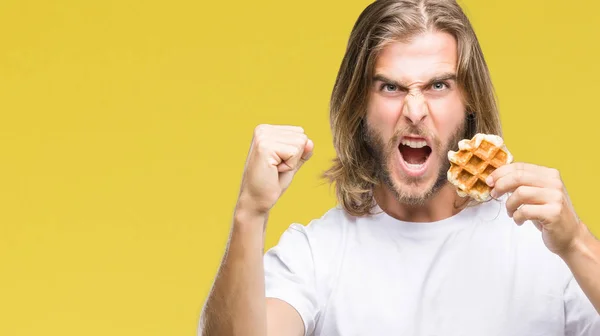 Hosszú Hajjal Mint Jóképű Fiatalember Elszigetelt Háttér Eszik Waffle Bosszús — Stock Fotó