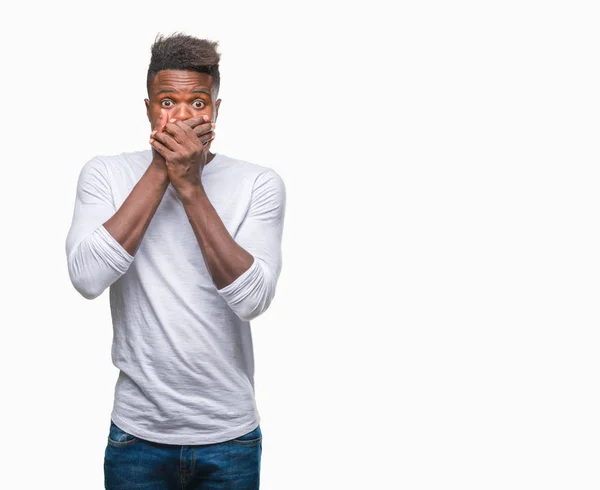 Joven Afroamericano Sobre Fondo Aislado Sorprendió Cubriendo Boca Con Las — Foto de Stock