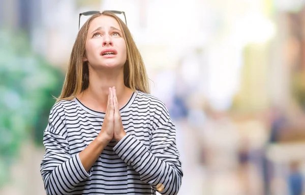 Junge Schöne Blonde Frau Mit Sonnenbrille Über Isoliertem Hintergrund Bettelt — Stockfoto