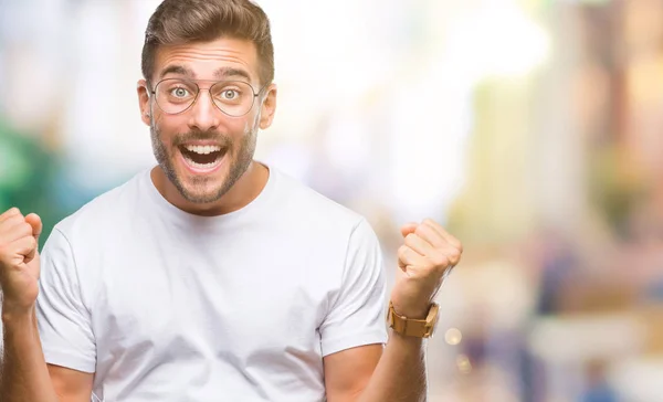 Joven Hombre Guapo Con Gafas Sobre Fondo Aislado Celebrando Sorprendido — Foto de Stock