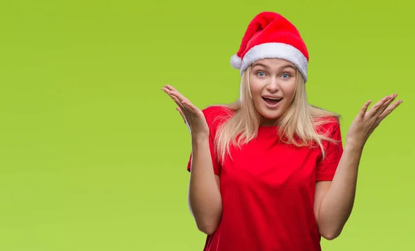 Junge Kaukasische Frau Mit Weihnachtsmütze Über Isoliertem Hintergrund Feiert Verrückt — Stockfoto