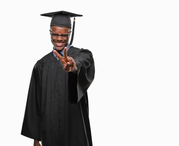 Молодой Афроамериканец Изолированным Фоном Улыбается Глядя Камеру Показывая Пальцы Делающие — стоковое фото