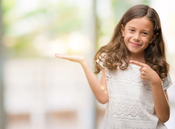 Morena Hispânica Menina Espantada Sorrindo Para Câmera Apresentar Com Mão — Fotografia de Stock