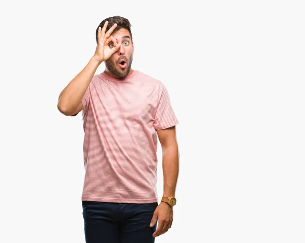 Joven Hombre Guapo Sobre Fondo Aislado Haciendo Gesto Bien Sorprendido —  Fotos de Stock