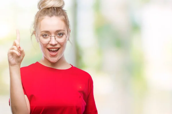 Giovane Donna Bionda Che Indossa Occhiali Sfondo Isolato Puntando Dito — Foto Stock