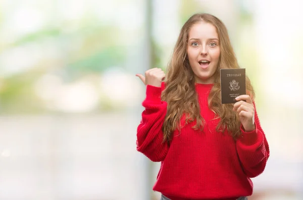 Молода Білявка Паспорт Сша Вказуючи Показуючи Пальця Сторони Посмішкою Щасливі — стокове фото