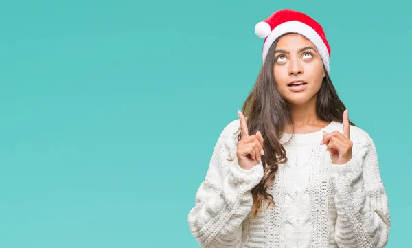 Jeune Femme Arabe Portant Chapeau Noël Sur Fond Isolé Étonné — Photo