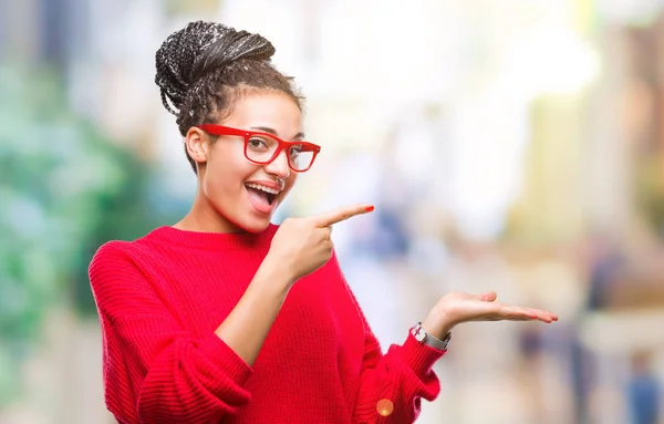 Giovane Capelli Intrecciati Ragazza Afro Americana Indossa Maglione Occhiali Sfondo — Foto Stock