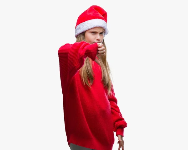 年轻美丽的女孩戴着圣诞节帽子在孤立的背景看起来不高兴和愤怒显示拒绝和消极的拇指向下手势 错误的表达式 — 图库照片