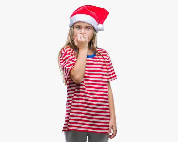 Όμορφη Κοπέλα Φορώντας Καπέλο Χριστουγέννων Πέρα Από Απομονωμένο Υπόβαθρο Ψάχνει — Φωτογραφία Αρχείου