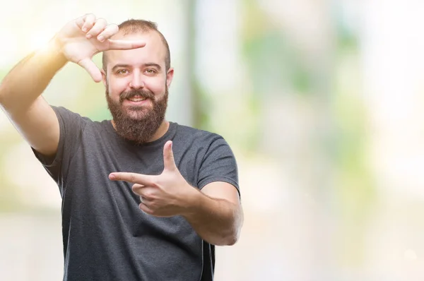 Joven Hombre Hipster Caucásico Sobre Fondo Aislado Sonriendo Haciendo Marco — Foto de Stock