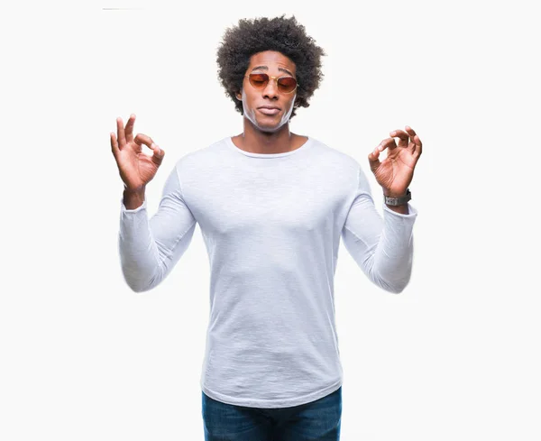美国黑人戴着太阳镜在孤立的背景下放松和微笑闭上眼睛做冥想手势用手指 瑜伽理念 — 图库照片
