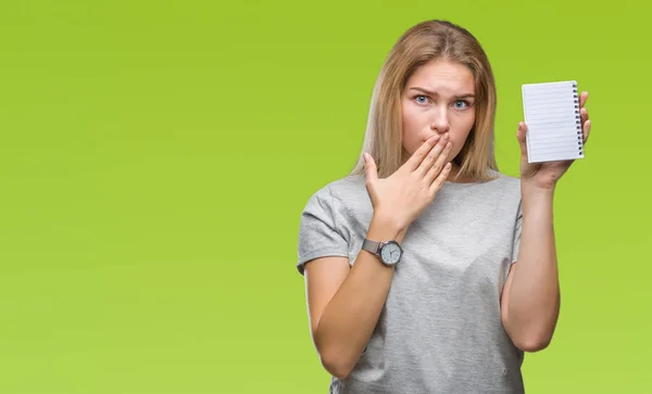 Jonge Kaukasische Vrouw Houdt Van Lege Laptop Geïsoleerde Achtergrond Dekking — Stockfoto