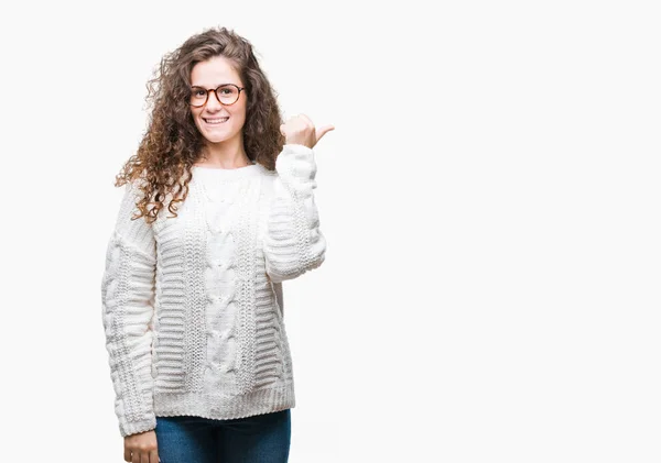 Schöne Brünette Lockige Haare Junges Mädchen Trägt Winterpullover Über Isoliertem — Stockfoto