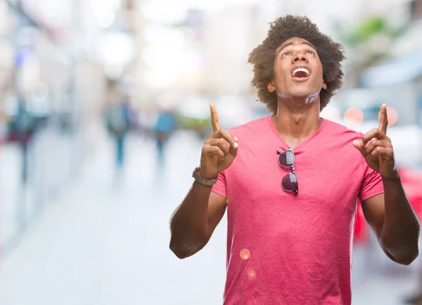 Hombre Afroamericano Sobre Fondo Aislado Asombrado Sorprendido Mirando Hacia Arriba — Foto de Stock