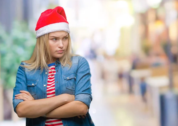 Jeune Femme Caucasienne Portant Chapeau Noël Sur Fond Isolé Sceptique — Photo