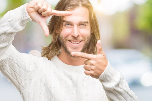 Joven Hombre Guapo Con Pelo Largo Usando Suéter Invierno Sobre — Foto de Stock