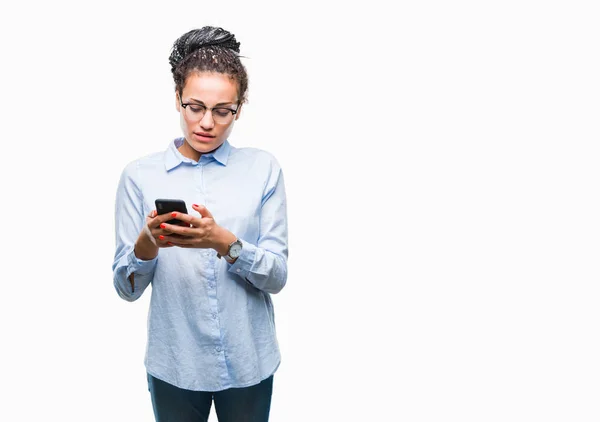 Jovem Trançado Cabelo Afro Americano Menina Negócios Usando Smartphone Sobre — Fotografia de Stock