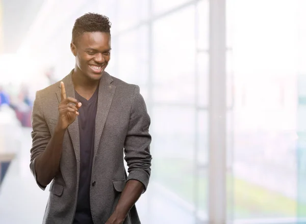 Jonge Afro Amerikaanse Man Dragen Van Een Jas Verrast Met — Stockfoto