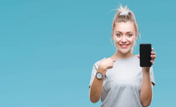 Młoda Blondynka Pokazano Ekran Smartphone Białym Tle Niespodzianka Twarzy Palcem — Zdjęcie stockowe