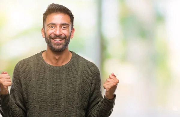 Volwassen Spaanse Man Winter Trui Dragen Geïsoleerde Achtergrond Vieren Verrast — Stockfoto