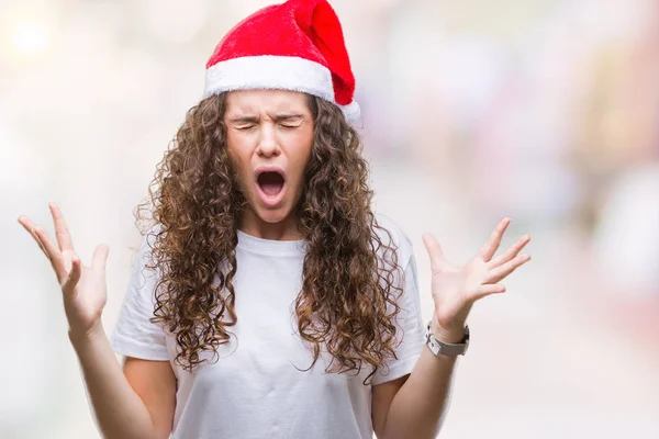 Giovane Ragazza Bruna Indossa Cappello Natale Sfondo Isolato Celebrando Pazzo — Foto Stock