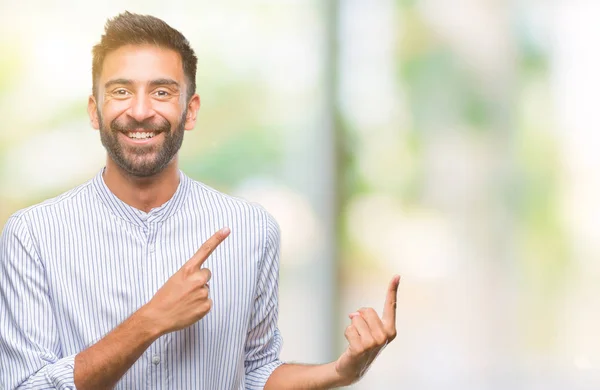 Volwassen Spaanse Man Geïsoleerde Achtergrond Glimlachen Kijken Naar Camera Met — Stockfoto