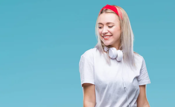 Νεαρή Ξανθιά Γυναίκα Που Φοράει Ακουστικά Ακούτε Μουσική Πέρα Από — Φωτογραφία Αρχείου