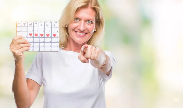 Medelålders Blond Kvinna Håller Menstruation Kalender Ver Isolerade Bakgrund Pekar — Stockfoto