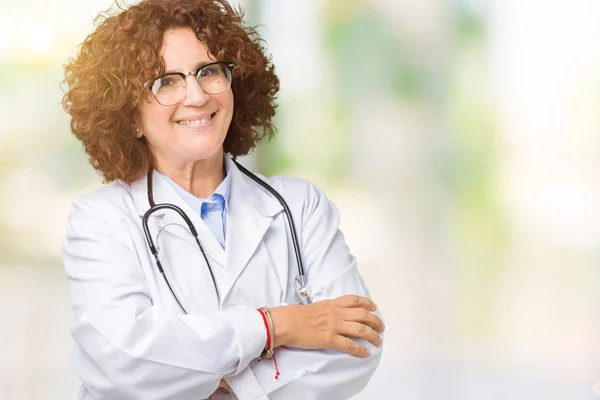Médico Senior Mediana Edad Mujer Sobre Fondo Aislado Sonriendo Mirando —  Fotos de Stock