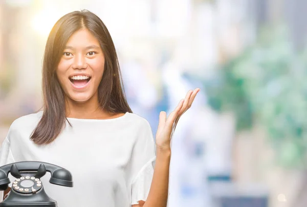 Genç Asyalı Kadın Vintagera Telefon Tutarak Kocaman Bir Gülümseme Ile — Stok fotoğraf
