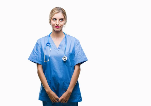 Junge Schöne Blonde Doktor Chirurg Krankenschwester Frau Über Isolierten Hintergrund — Stockfoto