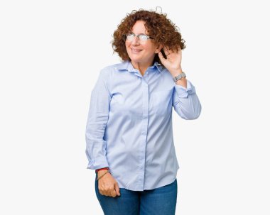 Güzel orta ager üst düzey businees kadın bir işitme söylenti ya da dedikodu için dinleme kulak üzerinde el ile gülümseyen izole arka plan üzerinde gözlük takıyorum. Sağırlık kavramı.