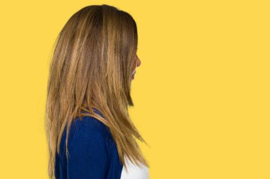 İzole arka tarafına, arıyorum güzel orta yaş rahat yetişkin kadın dinlenmek doğal yüz emin gülümseme ile pozuyla profili.