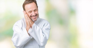 Yakışıklı orta yaş komuta sizde uyku yorgun hayal ve ellerle birlikte poz ile kapalı gözler gülümseyen izole arka plan üzerinde kimono üniforma.