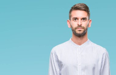 Yakışıklı delikanlı yüzünde ciddi bir ifade ile izole arka plan üzerinde. Basit ve doğal kameraya bakıyor.