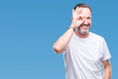 Gülümseyen, parmakları ile mutlu yüz üzerinden seyir göz el ile ok jest yapıyor izole arka plan üzerinde beyaz t-shirt giyen orta yaş ağarmış komuta sizde.