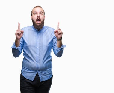 Genç beyaz hipster adam izole arka plan üzerinden hayran ve yukarıya bakıp parmakları ile işaret şaşırttı ve silah kaldırdı.