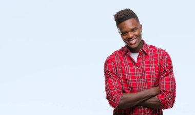 İzole arka plan mutlu yüz çapraz silah kameraya bakarak ile gülümseyen genç Afro-Amerikan adam. Olumlu bir kişi.