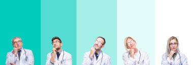 Kolaj grup stetoskop çene düşünme hakkında soru, dalgın ifade üzerine el ile izole renkli arka plan üzerinde giyen Doktor insan. Düşünceli yüzüyle gülümsüyor. Şüphe kavramı.