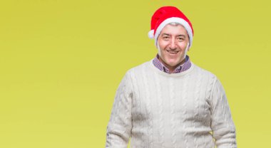 Yüzünde mutlu ve güzel bir gülümseme ile izole arka plan üzerinde Noel şapka giymiş yakışıklı komuta sizde. Şanslı kişi.