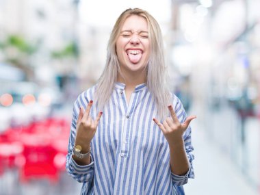 Genç Sarışın kadın deli ifade rock simge elle yapıyor ile bağırarak izole arka plan yüzünden. Müzik yıldızı. Ağır kavramı.