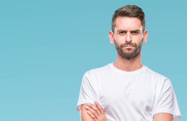 Yakışıklı delikanlı izole arka plan şüpheci ve sinir, onaylamayan ifade yüz çapraz kolları üzerinde. Negatif kişi.
