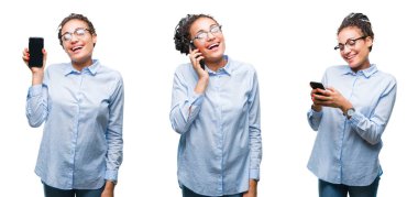 Güzel Afro-Amerikan iş kadını ayakta ve diş gösterilen kendine güvenen bir gülümsemeyle gülümseyerek mutlu bir yüz ile izole arka plan üzerinde smartphone kullanarak kolaj