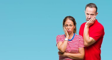 Orta yaş İspanyol çift aşık izole arka plan düşünme seyir üzerinde yorgun ve sıkılmış çapraz silah depresyon sorunları ile.