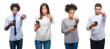 Kolaj üzerinde smartphone kullanarak ileti gönderme insanlar manifatura bir kamera ve size parmak ile işaret arka plan izole, el işareti, pozitif ve kendinden emin bir jest ön