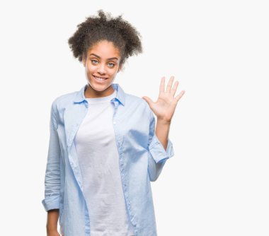 Genç afro Amerikan kadın gösterilen ve parmakları ile işaret izole arka plan yüzünden kendinden emin ve mutlu gülümseyerek süre beş numara.