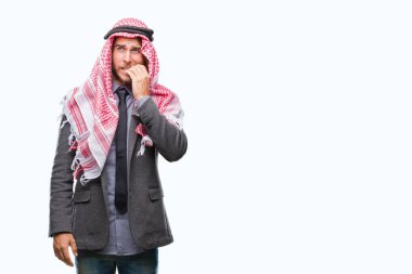 Genç yakışıklı Arap adam uzun saçlı keffiyeh stresli ve gergin ile izole arka plan üzerinde giyen tırnak ısırma dudaklarından eller. Anksiyete sorunu.